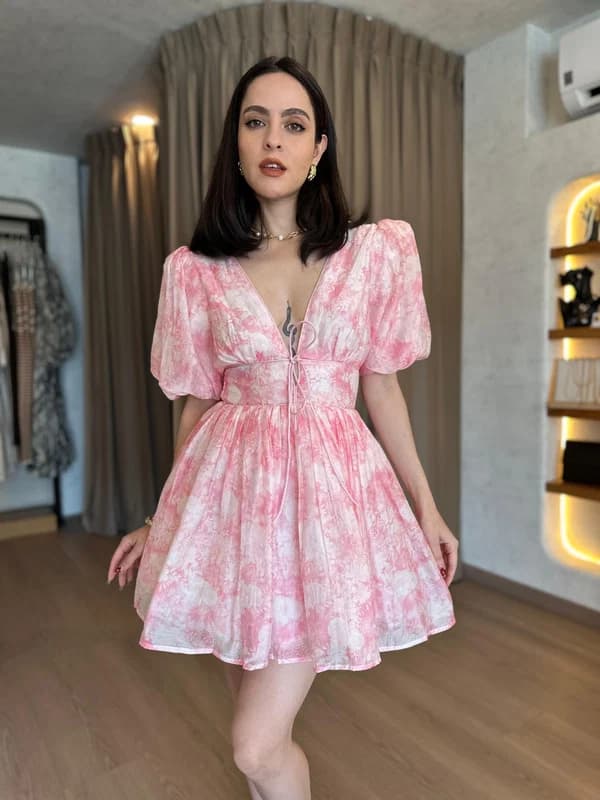 Mini vestido floral rosa de tirantes con falda evasé.